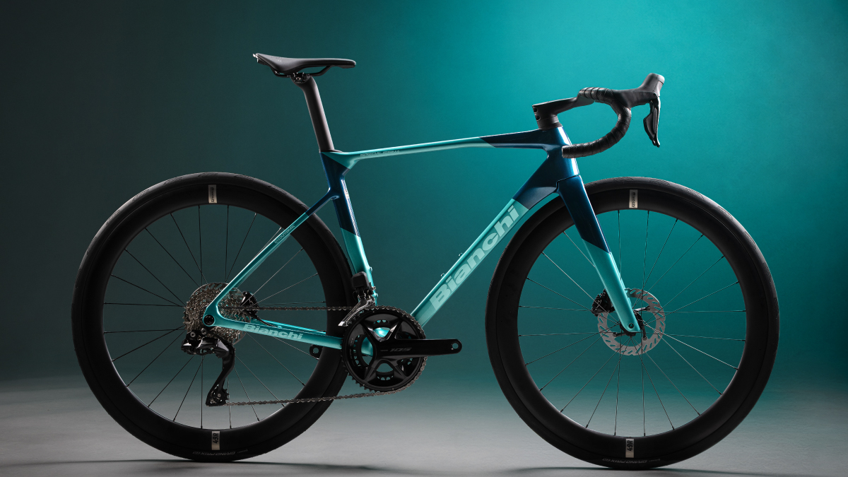 Nouvelle Bianchi Specialissima 2026 en couleur Celeste, v&eacute;lo de route l&eacute;ger et a&eacute;rodynamique con&ccedil;u pour la montagne et la performance.
