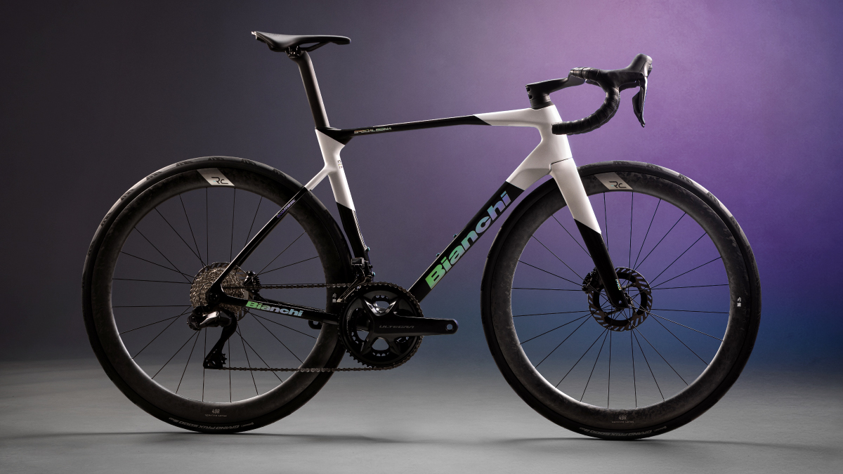 Bianchi Specialissima Pro 2026 en bleu, un v&eacute;lo de route con&ccedil;u pour les cyclistes exigeants recherchant l&rsquo;&eacute;quilibre parfait entre l&eacute;g&egrave;ret&eacute;, a&eacute;rodynamisme et performance.