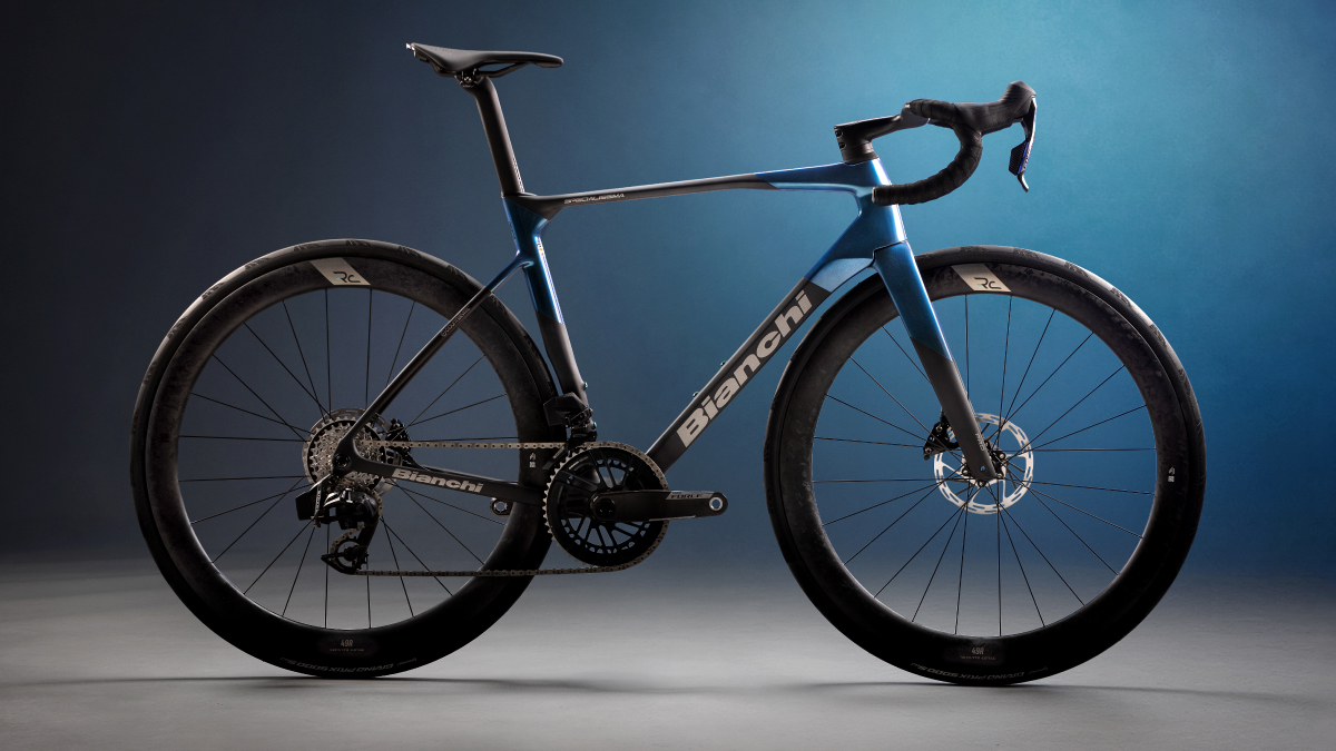 Bianchi Specialissima RC 2026, la version la plus avanc&eacute;e de la gamme, &eacute;quip&eacute;e de roues carbone RC 49R et con&ccedil;ue pour offrir des performances maximales en comp&eacute;tition.