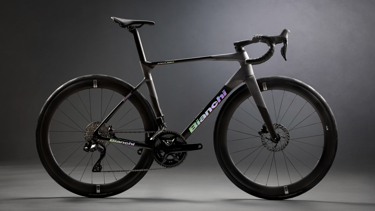 Bianchi Specialissima 2026 en couleur Celeste, v&eacute;lo de route polyvalent de Bianchi combinant l&eacute;g&egrave;ret&eacute;, a&eacute;rodynamisme et confort pour tout type de parcours.