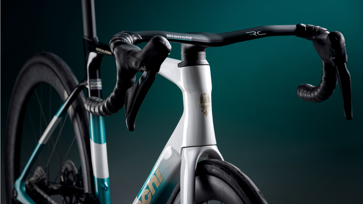 Cintre int&eacute;gr&eacute; de la nouvelle Bianchi Specialissima 2026, con&ccedil;u pour am&eacute;liorer l&rsquo;a&eacute;rodynamique et la position du cycliste.